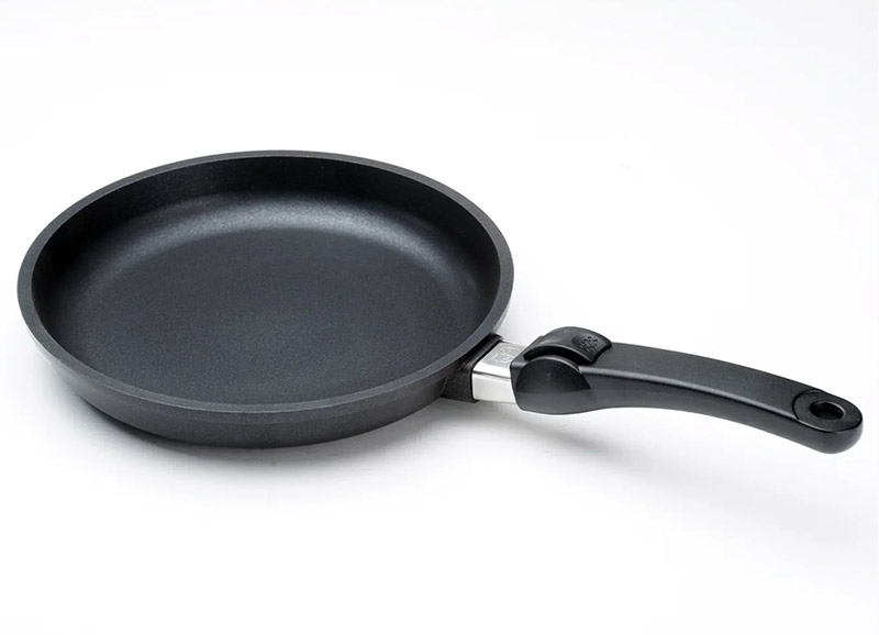 Sartén SKK de aluminio fundido con mango extraíble, vista de tres cuartos sobre fondo claro