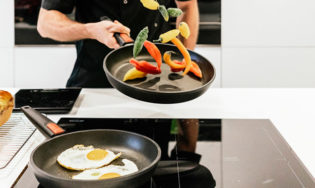 Cocinar con sartenes de alta calidad te facilita todo. En esta imagen sartenes Woll recomendadas.