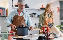 Cocinando con las sartenes saludables de la comparativa