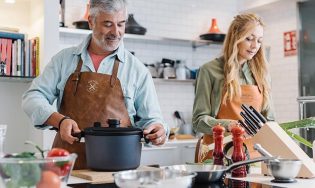 Cocinando con las sartenes saludables de la comparativa