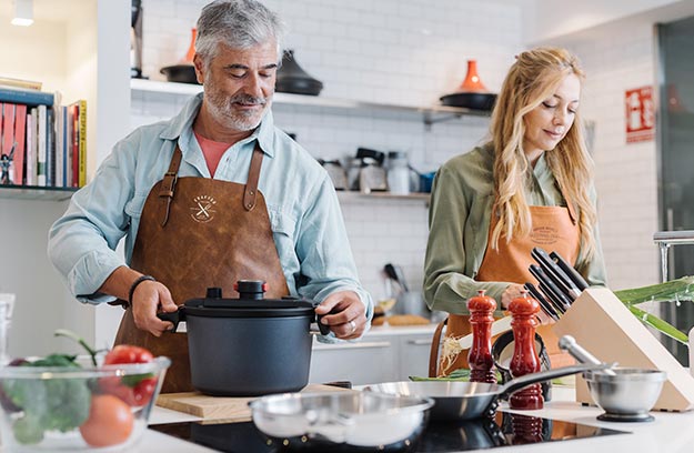 Cocinando con las sartenes saludables de la comparativa