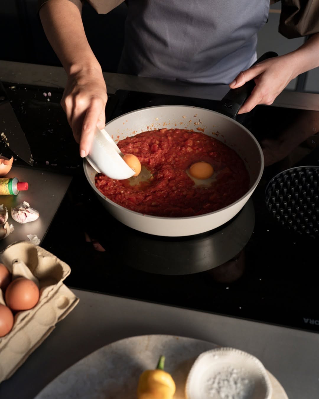 Cocinando huevos con tomate en la sartén de cerámica Fissler Ceratal