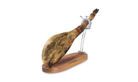 Soporte jamonero de bambú con un jamón