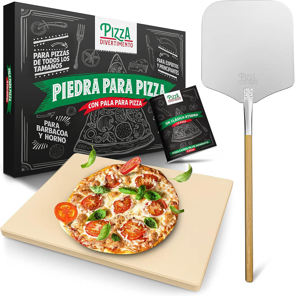Piedra para pizza Pizza Divertimento de cordierita con una pizza encima, su caja y una pala de aluminio con mango de madera