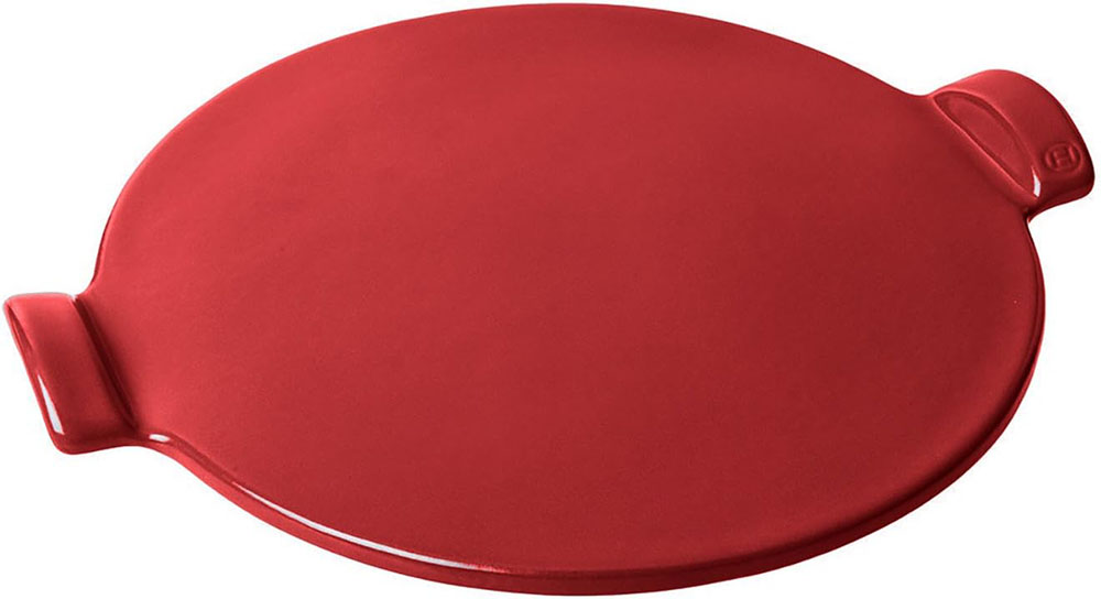 Piedra para pizza Emile Henry redonda de cerámica en color rojo cereza, con dos asas