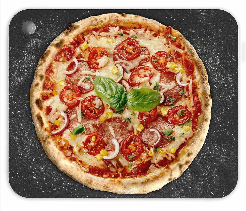 Plancha de acero para hornear Chef Pomodoro, rectangular y de color negro, con una pizza encima