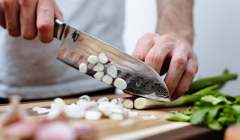 Cuchillo japonés Shun Premier, santoku en acero damasco.