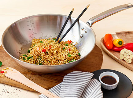 Cocineros que exigen un desempeño profesional a us woks