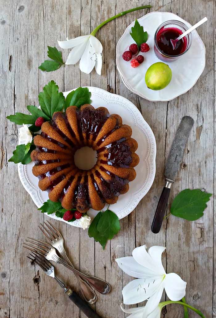Bundt cake de ricota, lima e molho de framboesa